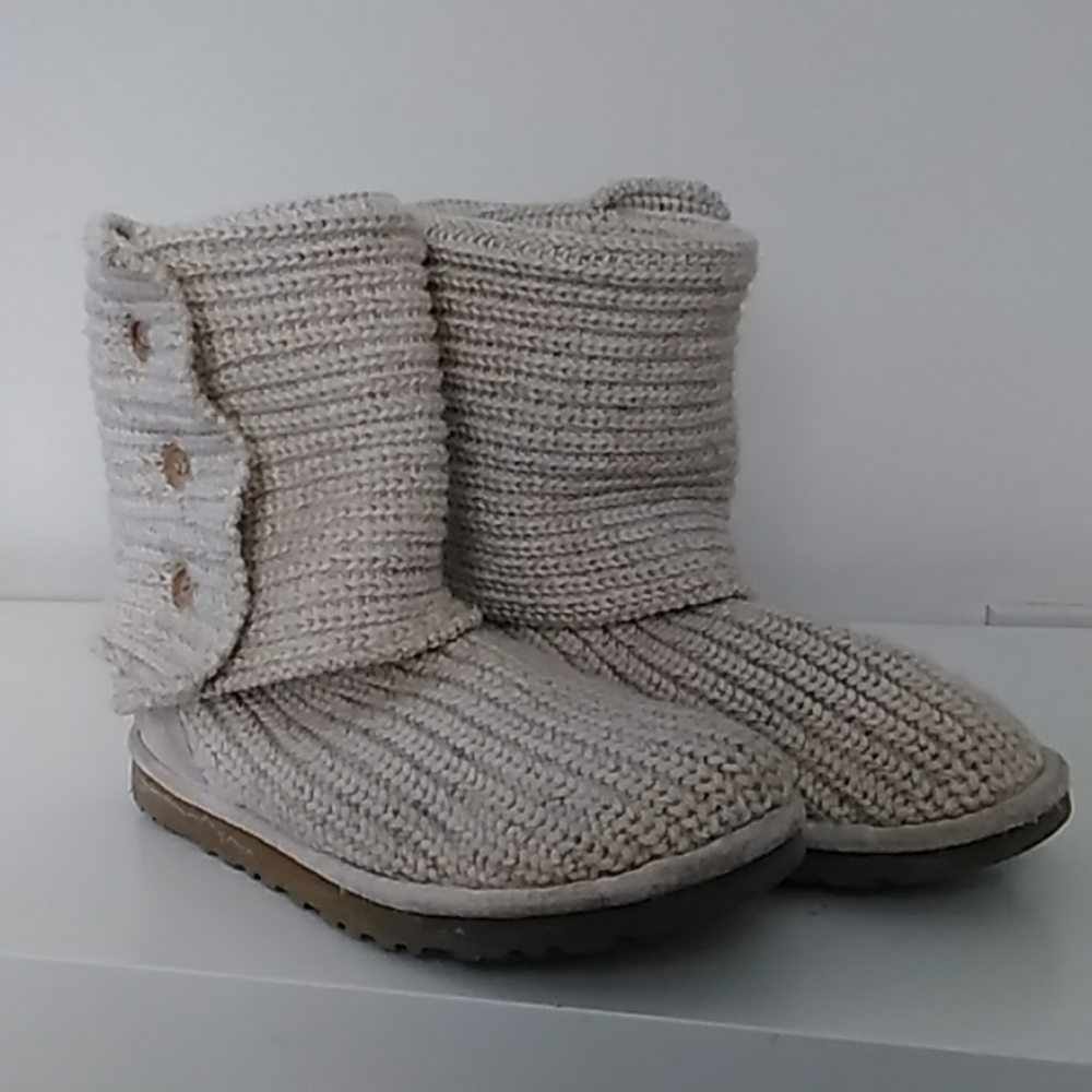 Cream knitted uggs